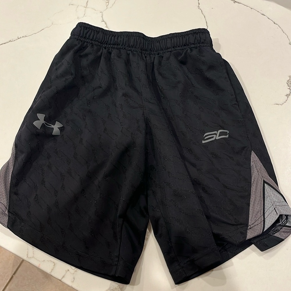 Boys Under Armour shorts size Small